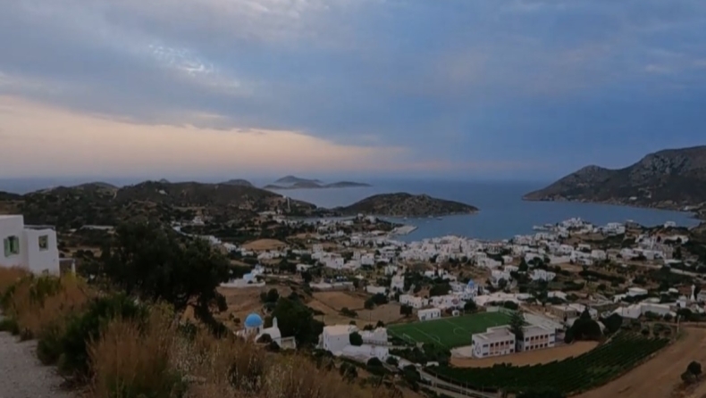 Το ελληνικό νησί που λέει συνειδητά «όχι» σε ξαπλώστρες και ομπρέλες έχει 100% πληρότητα