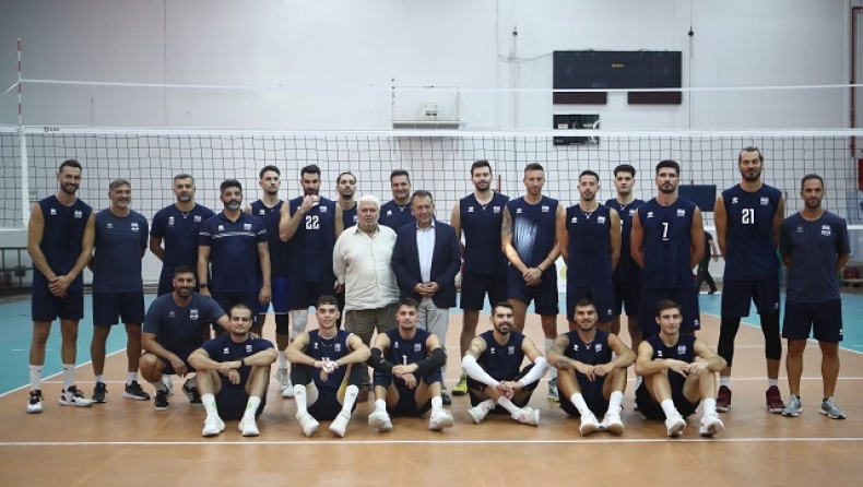 ο αναπληρωτής υπουργός Αθλητισμού Γιάννης Βρούτσης στην προπόνηση της εθνικής ομάδας βόλεϊ ανδρών