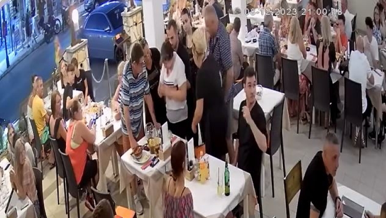Η στιγμή που σερβιτόρος στη Ζάκυνθο σώζει γυναίκα από πνιγμό με λαβή Χάιμλιχ (vid)