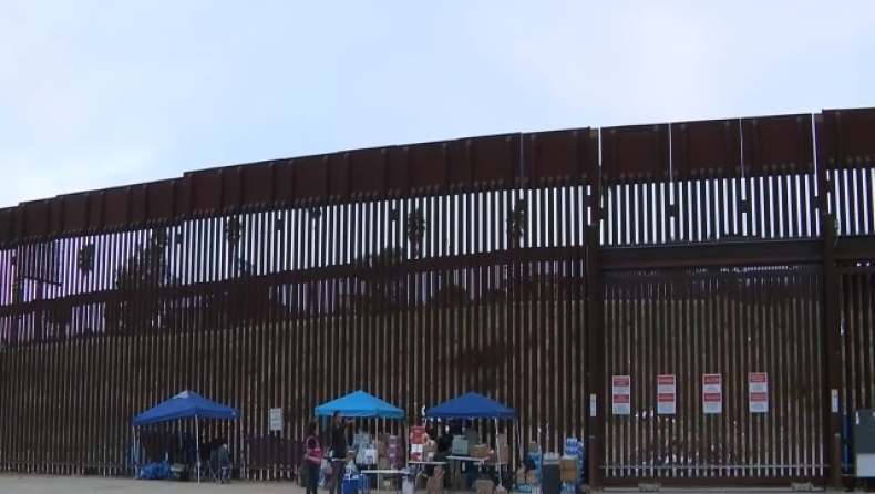 Γυναίκα πέθανε στην προσπάθεια της να περάσει το τείχος που διαχωρίζει τις ΗΠΑ με το Μεξικό (vid)