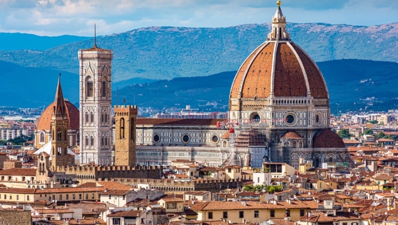 Γερμανός τουρίστας έβγαζε «σέλφι» και προκάλεσε ζημιά στο σιντριβάνι του Ποσειδώνα στη Φλωρεντία 