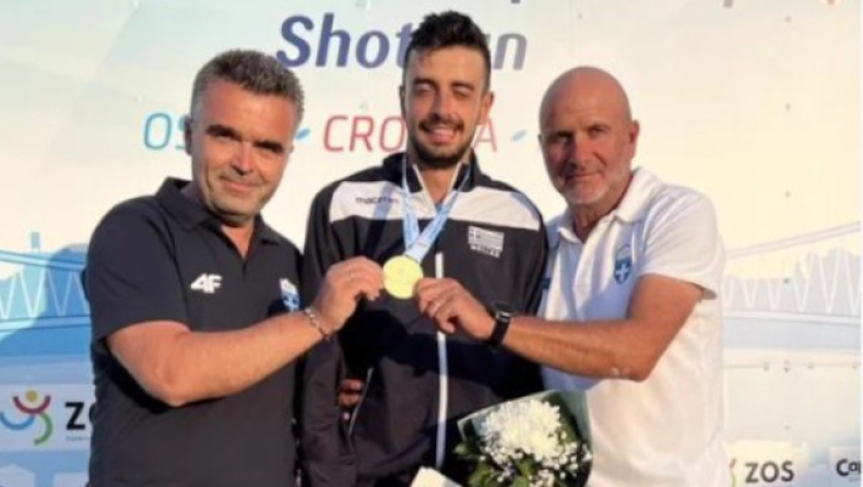 O Γεροχρήστος με τους προπονητές του και το μετάλλιο