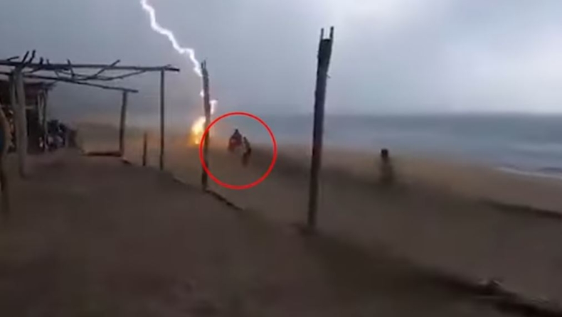 Βίντεο που «κόβει» την ανάσα: Η στιγμή που κεραυνός σκοτώνει δύο ανθρώπους σε παραλία
