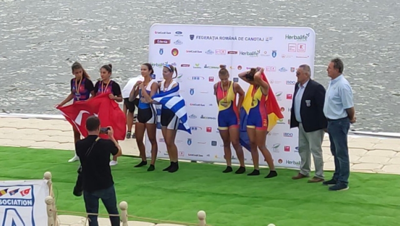 Το σκιφ κορασίδων σε απονομή μεταλλίων