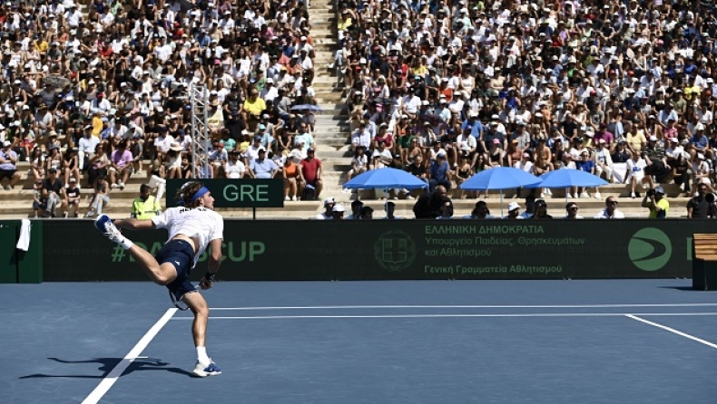 O Τσιτσιπάς σερβίρει