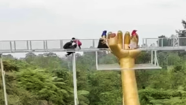 Φρικτός θάνατος τουρίστα: Πήγε να περάσει γέφυρα και έπεσε από ύψος δέκα μέτρων (vid)