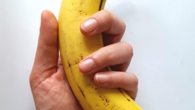 Αν δεν πλένεις τις μπανάνες σου πριν τις ξεφλουδίσεις, τις τρως εντελώς λάθος