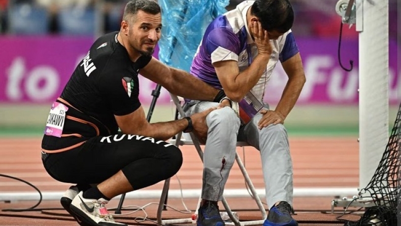 Σφυροβόλος τρέχει να δει τραυματία κριτή