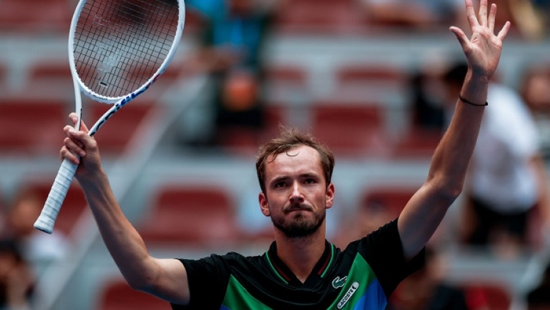 Ο Μεντβέντεφ χαιρετάει το κοινό