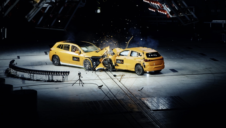 Mercedes-Benz: Σύγκρουση δύο ηλεκτρικών για... καλό σκοπό (vid)