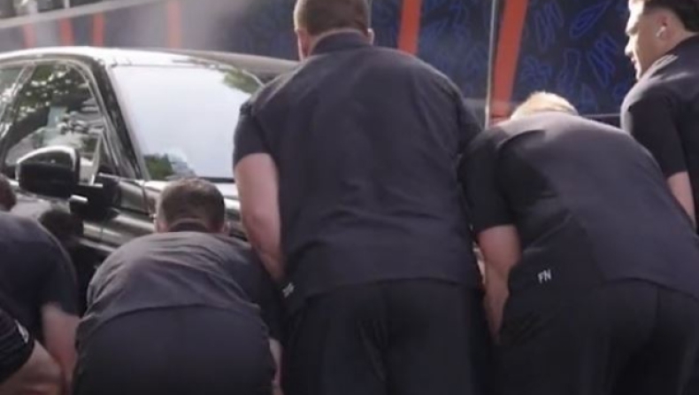Παίκτες του ράγκμπι σήκωσαν με τα χέρια τους αυτοκίνητο που εμπόδιζε (vid)