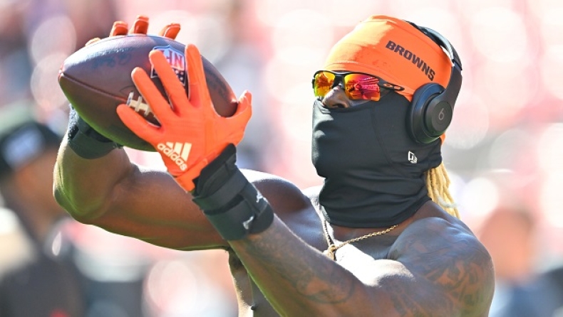 Ο Ντειβιντ Εντζόλου με μάσκα