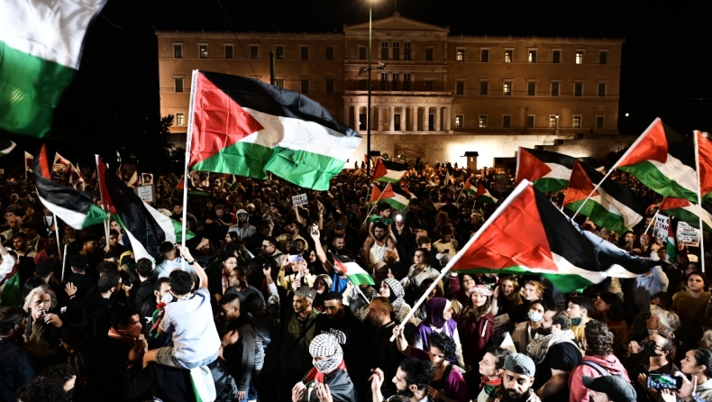Μεγάλη συγκέντρωση και πορεία υπέρ της Παλαιστίνης στην Αθήνα: Οι διαδηλωτές κατευθύνονται στην πρεσβεία του Ισραήλ (vid)
