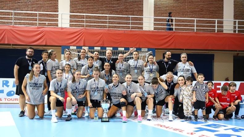 H oμάδα χάντμπολ του ΠΑΟΚ στις γυναίκες με το τρόπαιο του σούπερ καπ