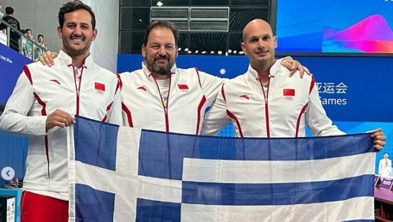 Ο Χάρης Παυλίδης με τους συνεργάτες του κρατούν την ελληνική σημαία