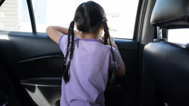 Μητέρα στη Χαλκίδα κλείδωσε το παιδί της στο αμάξι με κλειστά παράθυρα και έφυγε: «Σκάω... Φωνάξετε την μαμά μου»