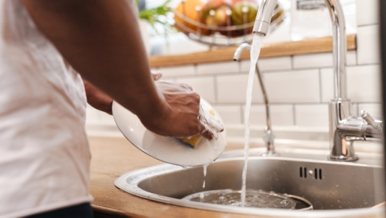 Το κόλπο για να πλένεις πιο γρήγορα τα πιάτα: Παγάκια από σαπούνι