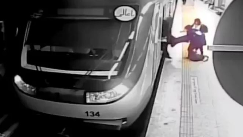 Πέθανε η 16χρονη που είχε κακοποιηθεί από την αστυνομία στο μετρό της Τεχεράνης (vid)