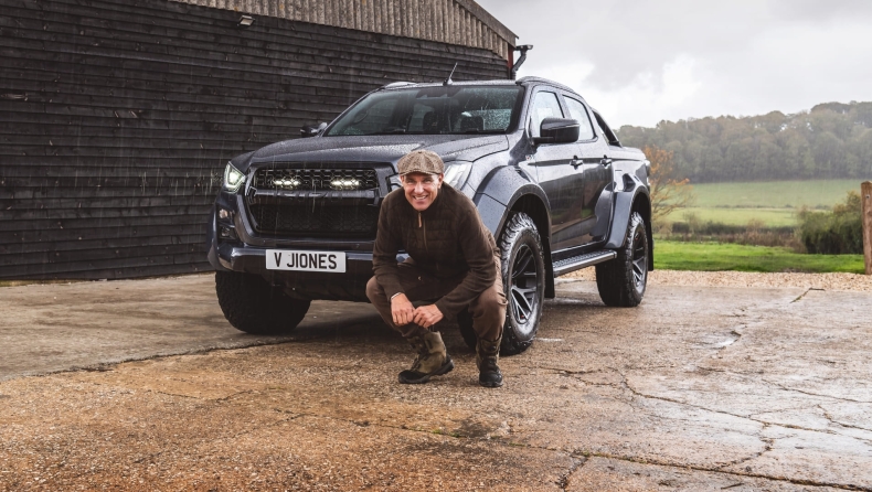 Βίνι Τζόουνς: Οδηγεί ένα αυτοκίνητο τόσο σκληρό όσο ο ίδιος