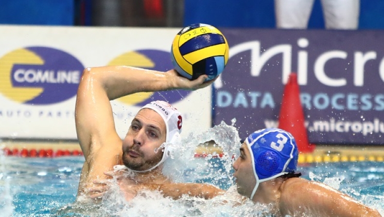 Ο Αντρε Μπούσλιε με το σκουφάκι του Ολυμπιακού