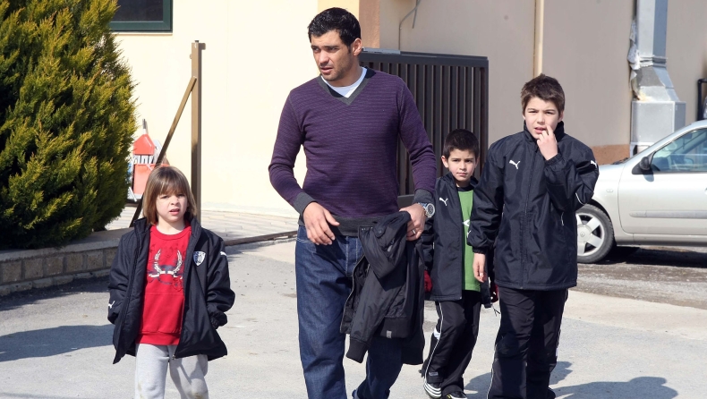 Ο Σέρτζιο Κονσεϊσάο με τους τρεις γιους του στις εγκαταστάσεις του ΠΑΟΚ στη Θεσσαλονίκη