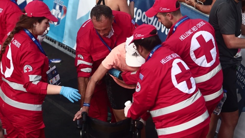 Γιατροί του Ερυθρού Σταυρού βοηθούν δρομέα