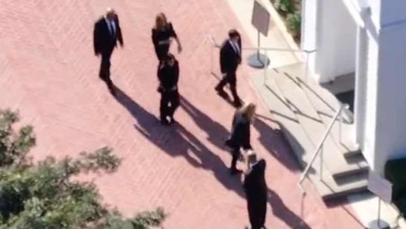 Τα «Φιλαράκια» αποχαιρέτησαν για τελευταία φορά τον Μάθιου Πέρι (vid)