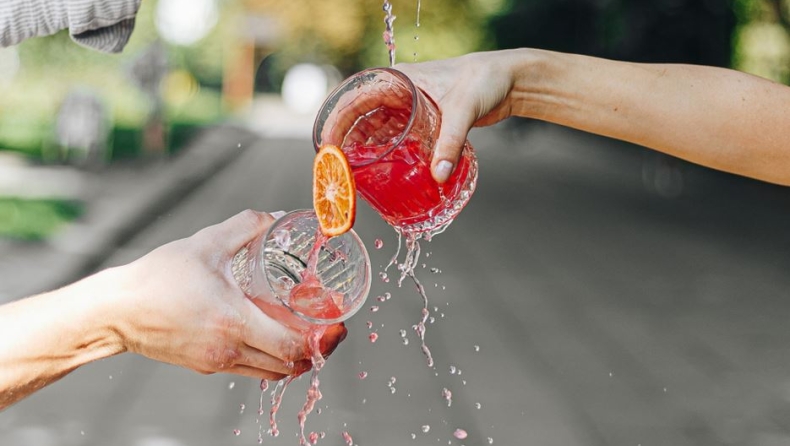 Πώς να περιορίσεις (ή και να κόψεις) το αλκοόλ, σύμφωνα με έναν bartender