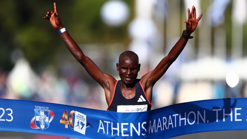 O Kίπτου τερματίζει στον μαραθώνιο Αθηνας