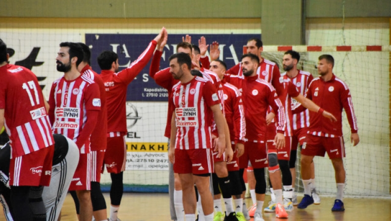 Οι παίκτες της ομάδας χάντμπολ του Ολυμπιακού στην είσοδό τους σε αγώνα