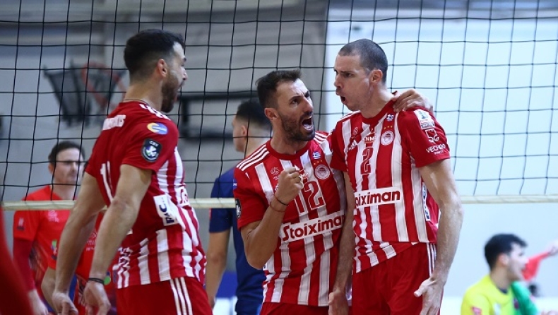 Οι παίκτες του Ολυμπιακου στο βόλεϊ πανηγυρίζουν