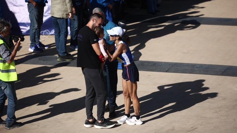 H Πριβιλέτζιο αγκαλιάζει κόρη και σύζυγο στον τερματισμό του μαραθωνίου