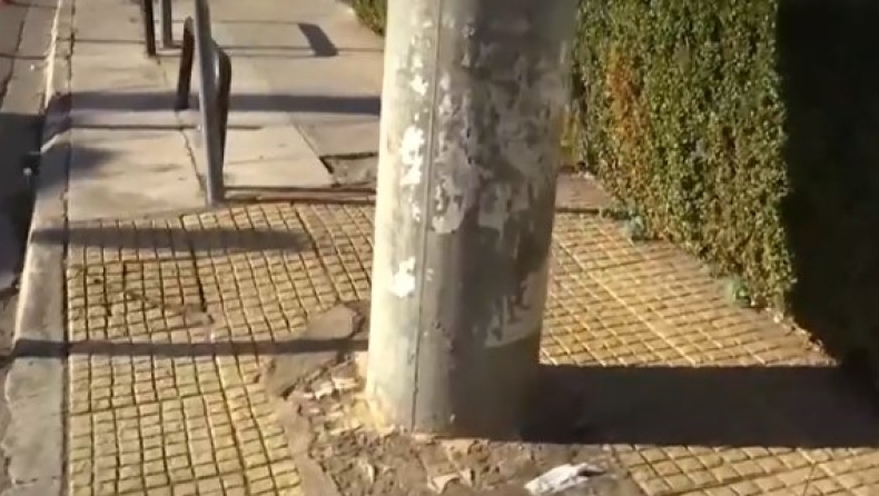 Στην Αγία Παρασκευή έβαλαν κολώνα πάνω σε ράμπα για ΑμεΑ (vid)