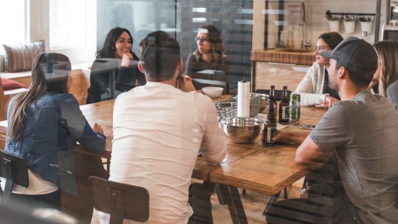 2 απλά ψυχολογικά tricks για να είσαι ο πιο συμπαθητικός άνθρωπος του γραφείου