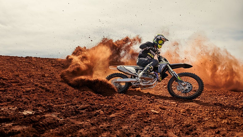 Triumph: «Εισβάλλει» δυναμικά στο motocross με την TF 250-X (vid)