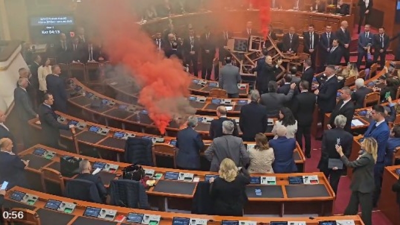 Αλβανία: Η αντιπολίτευση άναψε καπνογόνα μέσα στη αίθουσα της Βουλής για να διαμαρτυρηθεί για τον προϋπολογισμό