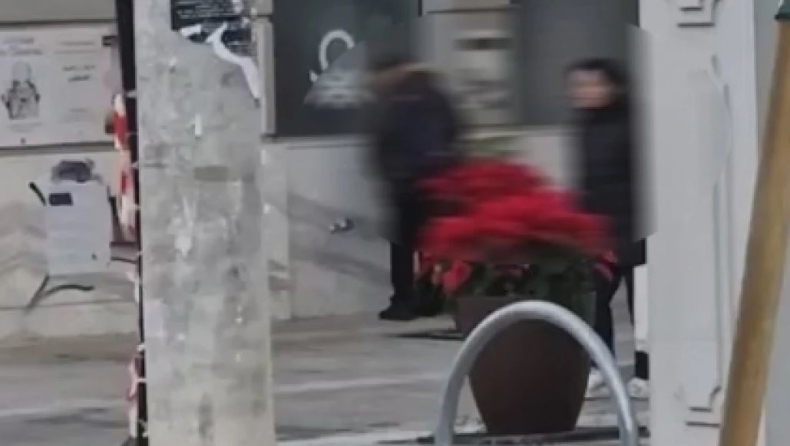 Ασυγκράτητο ζευγάρι πιάστηκε στα πράσα να ερωτοτροπεί στις 7:40 στο κέντρο των Χανίων (vid)