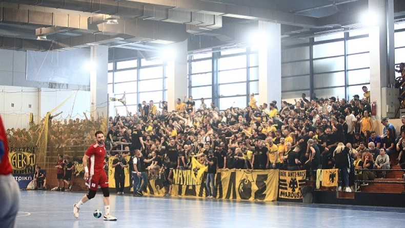 Κόσμος της ΑΕΚ σε αγώνα χάντμπολ με τον Ολυμπιακό