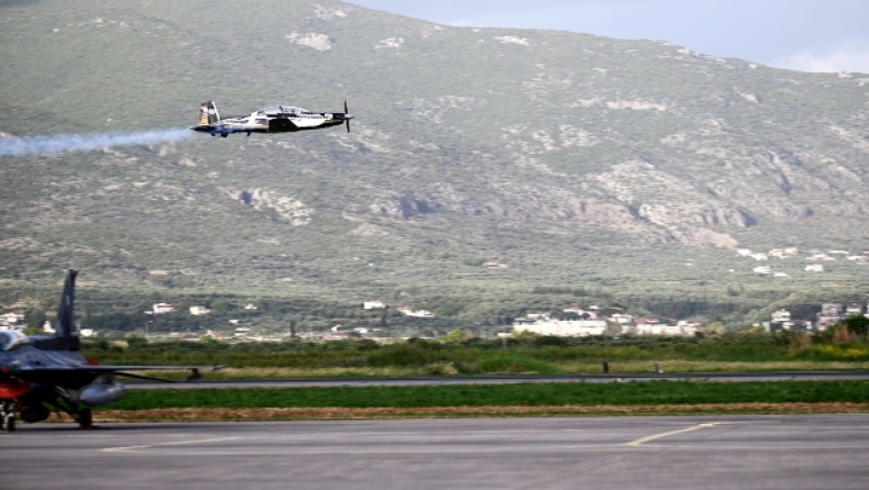 Πτώση αεροπλάνου της πολεμικής αεροπορίας στην Καλαμάτα (vid)
