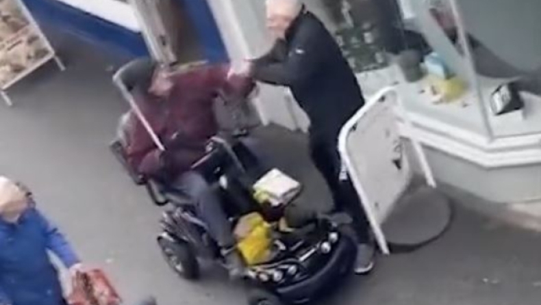 Η στιγμή που άντρας σε αμαξίδιο την «πέφτει» με κοντάρι σε ηλικιωμένο επειδή του πήρε το τελευταίο ψωμάκι (vid)