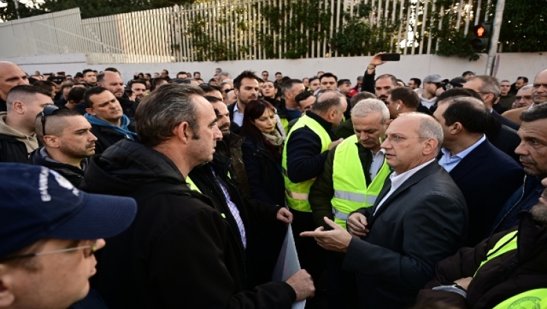 Συγκέντρωση αστυνομικών στο υπουργείο Προστασίας του Πολίτη: «Προστατέψτε αυτούς που σας προστατεύουν» (vid)