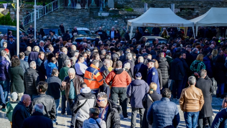 Μέχρι το βράδυ το λαϊκό προσκύνημα στον Καρρά: Φτάνουν διαρκώς με τρένα και πούλμαν από όλη την Ελλάδα (vid)