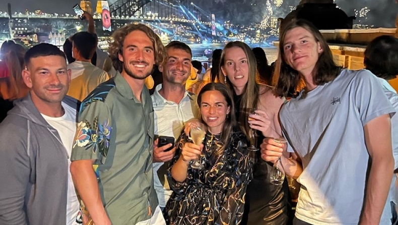  O Τσιτσιπάς καλοσώρισε το 2024 από το Σίδνεϊ, τραγουδώντας Αργυρό