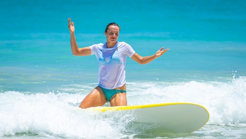  Η Σβιόντεκ «δάμασε» τα κύματα κάνοντας σέρφινγκ στο Περθ