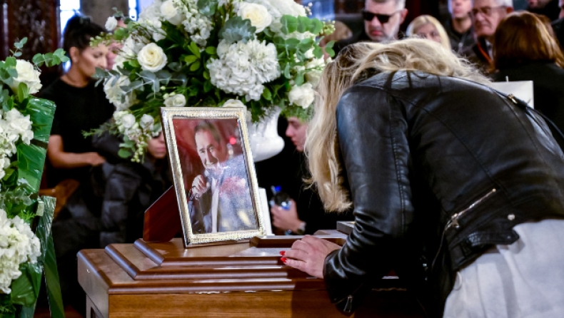 Ρίγη συγκίνησης κατά την άφιξη της σορού του Καρρά: «Αθάνατος Βασιλάρα, είσαι παντού» (vid)
