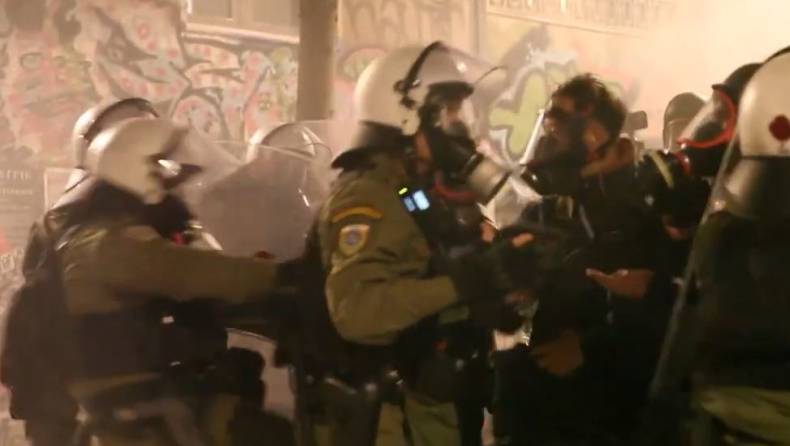 Επίθεση ΜΑΤ σε φωτορεπόρτερ και δημοσιογράφους: Τους ψέκασαν και τους πήγαν «καροτσάκι» (vid)