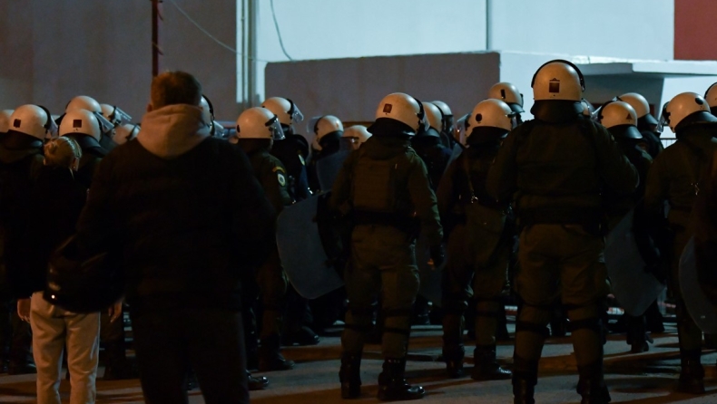 Επεισόδια στο Ρέντη: 33 ανήλικοι και τρεις γυναίκες φέρονται να είναι ανάμεσα στους προσαχθέντες