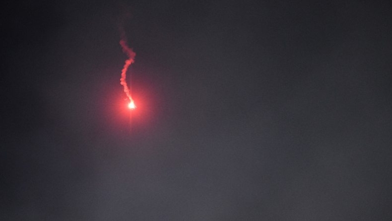 Ληγμένη η φωτοβολίδα που έσκασε στα χέρια του 33χρονου: «Του διέλυσε το συκώτι» (vid)