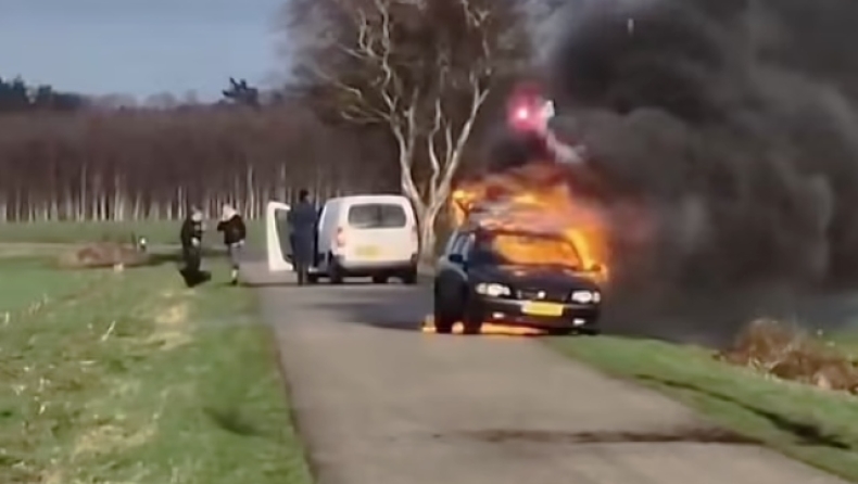 Απερίσκεπτος νέος άναψε τσιγάρο και δίπλα του είχε πυροτεχνήματα: Το αμάξι του τυλίχτηκε στις φλόγες (vid)