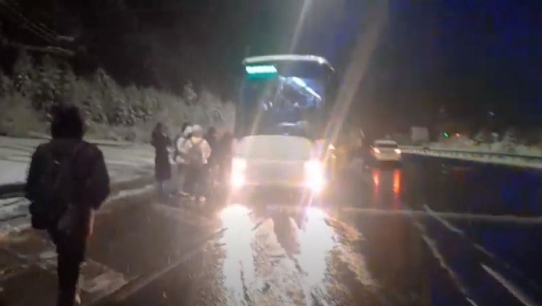 Καλαμπάκα: Δεκάδες επιβάτες καταγγέλλουν ότι αφέθηκαν εκτεθειμένοι στη χιονοθύελλα επειδή τα διόδια δεν άνοιγαν τα γραφεία (vid)